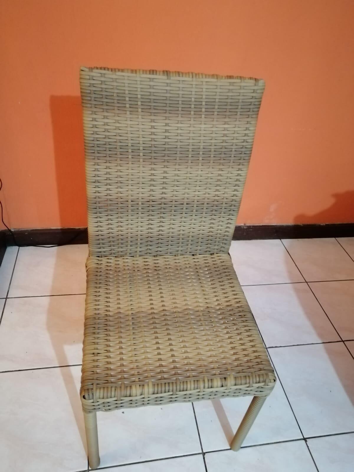 Este cliente es de México y es propietario de una pequeña fábrica de muebles que produce principalmente sillas de exterior para jardines, patios y restaurantes.