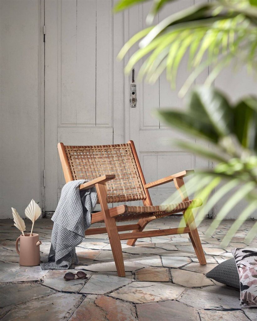 Silla. Combinacion de Madera y Ratan Sintetico