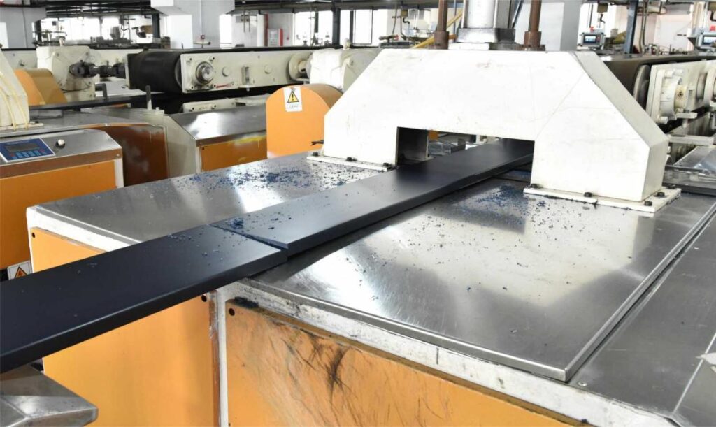 Cutting process of plastic wood