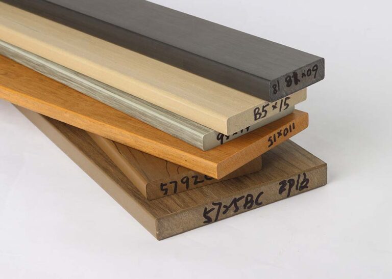 Listones de material compuesto plástico en varios colores y texturas para muebles de exterior