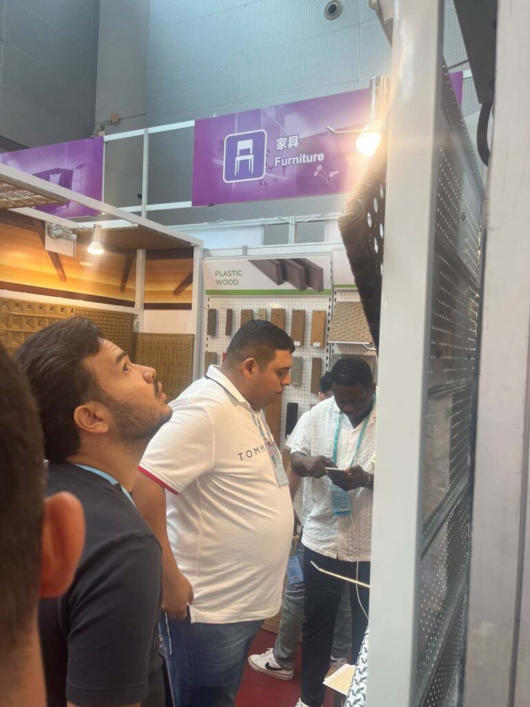 Feria de Canton ratan sintetico y madera plastica 6